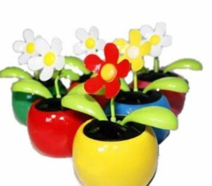 Die Solar Wackelblume ist eine witzige und umweltfreundliche Alternative zur traditionellen Blumendekoration.
